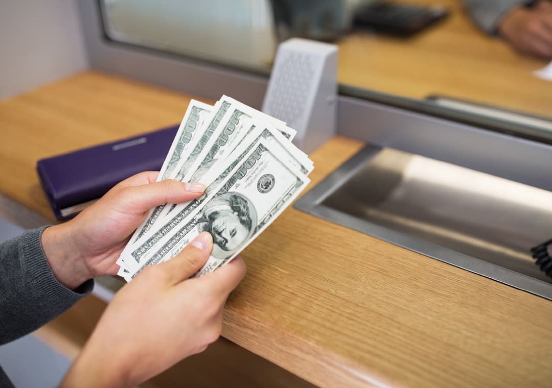 Banknote accepting kiosk