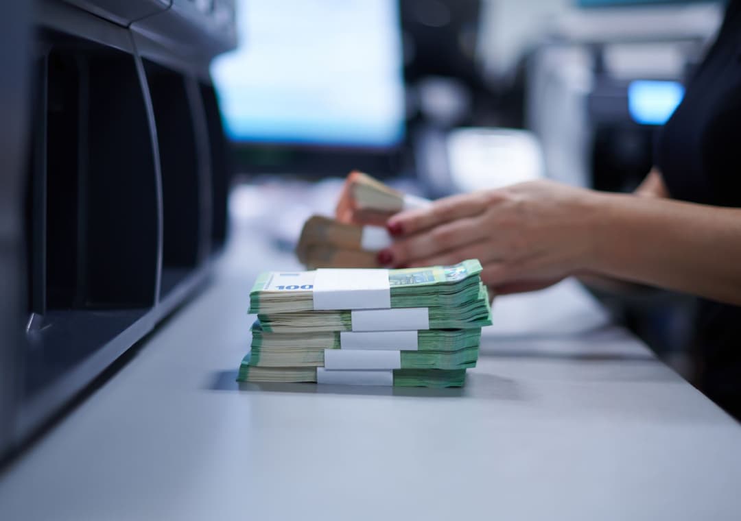 Large volume cash deposit machine