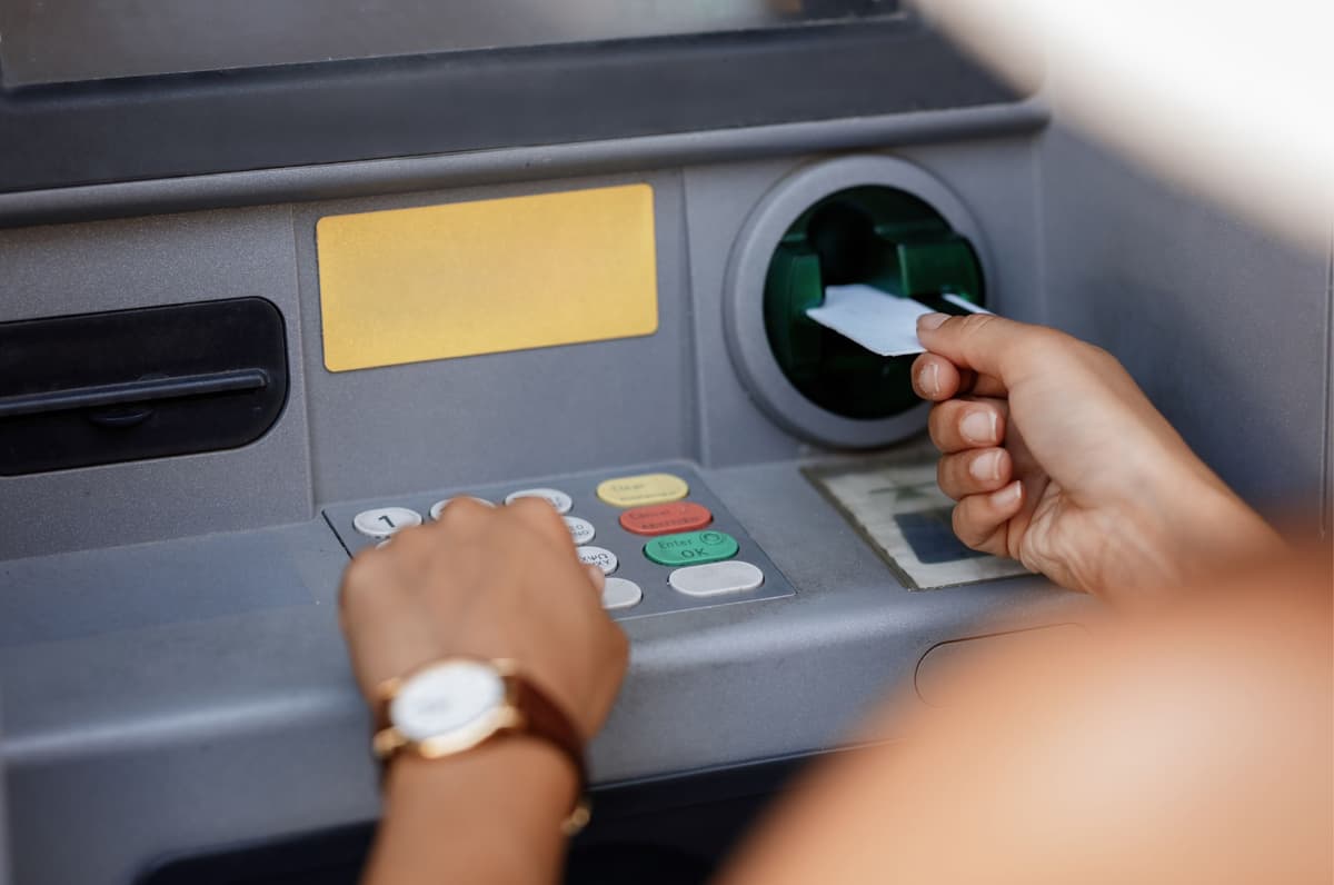 Banknote accepting kiosk